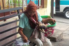 Nenek Nasikah Berkeliling Jualan Kerupuk demi Obati Suaminya yang Kena TBC