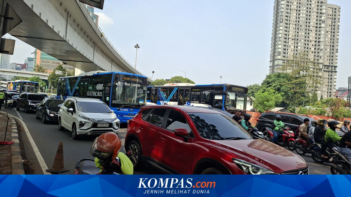 Lalin Jalan Letjen S Parman Macet 2 Km Imbas Muatan Besi 30 Ton Tutupi Flyover Tomang