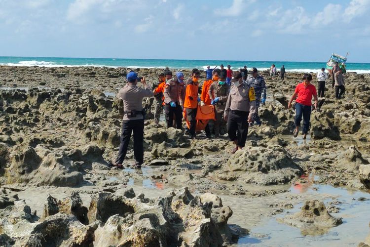 Petugas mengevakuasi mayat nelayan di Pantai Labu, Dusun Pejem, Bangka, Rabu (18/3/2020)