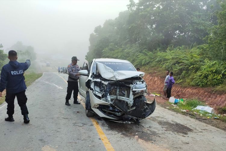 Kondisi mobil Avanza yang ditabrak motor Kawasaki KLX di jalan Trans Kaltara di gunung Selingkuh Kecamatan Sekatak Kabupaten Bulungan Kaltara. 2 orang meninggal akibat insiden ini