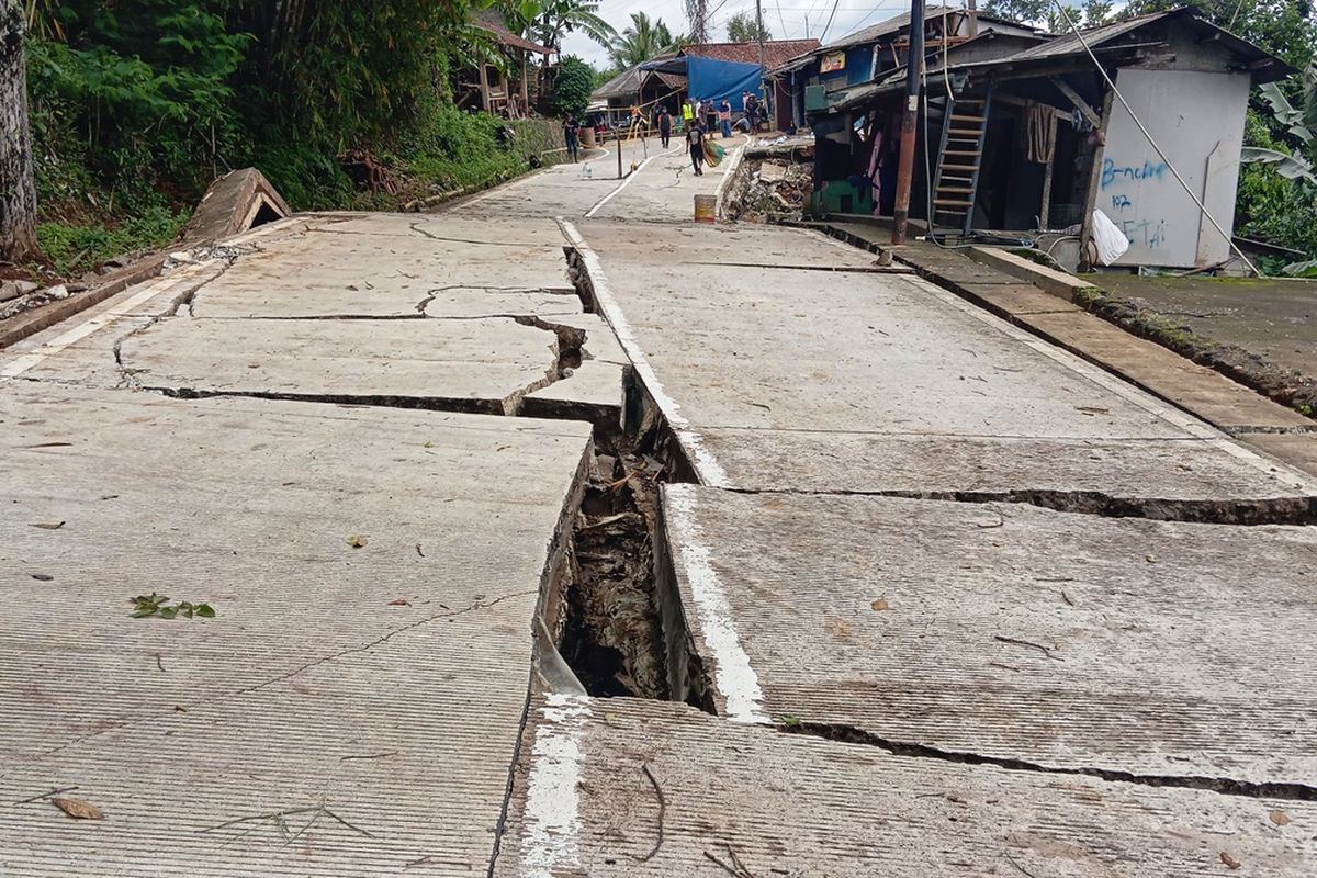 Ruas jalan Sukabumi - Sagaranten rusak total terdampak tanah bergerak di Kampung Cisayar, Desa Mekarsari, Kecamatan Nyalindung, Kabupaten Sukabumi, Jawa Barat, Kamis (5/12/2024).