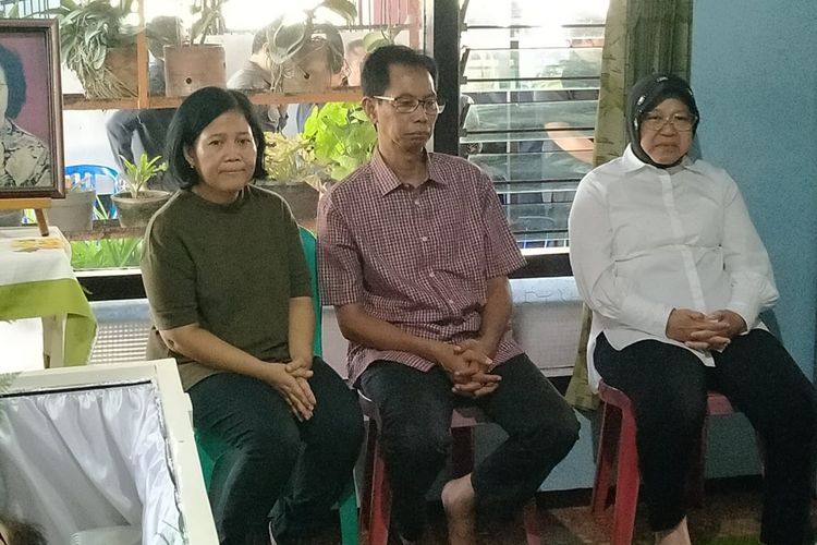 Wali Kota Surabaya Tri Rismaharini melayat ke rumah duka ibunda Ketua DPRD Surabaya Adi Sutarwijono, Soelasmi yang meninggal pada Selasa (26/11/2019).