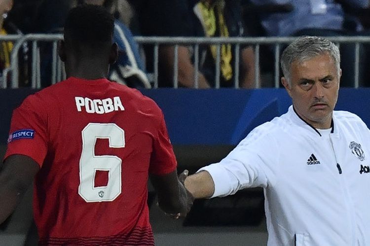 Gelandang Manchester United, Paul Pogba (kiri), menyalam pelatih Jose Mourinho seusai ditarik keluar dalam laga Grup H Liga Champions kontra Young Boys di Stade de Suisse, Bern, Swiss pada 19 September 2018.
