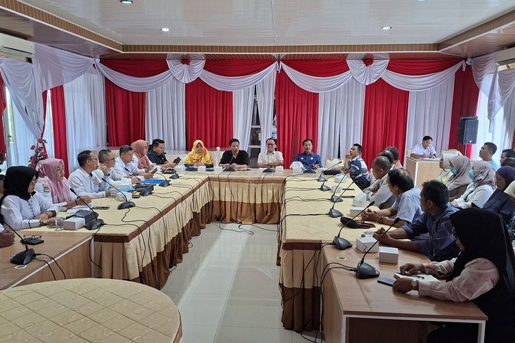 Puluhan wali murid siswa di SMA Negeri 5 menemui anggota DPRD Provinsi Bengkulu, Rabu (20/8/2025).