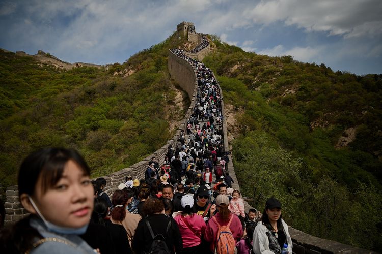 Ribuan turis memadati Tembok Besar China selama masa liburan Hari Buruh di Beijing, China, pada 1 Mei 2021.