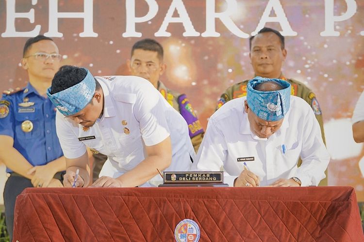 Wali Kota (Walkot) Medan Bobby Nasution dan Bupati Deliserdang Ashari Tambunan menandatangani kerja sama di Gedung Pertemuan Pemkab Deliserdang, Jalan Medan-Lubuk Pakam, Rabu (28/12/2022). 