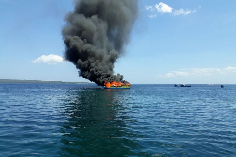 Sebuah kapal kayu yang memuat bahan bakar minyak (BBM) sebanyak 10 ton ludes terbakar di perairan Kelurahan Sulaa, Kecamatan Betoambari, Kota Baubau, Sulawesi Tenggara, Kamis (6/9/2018).