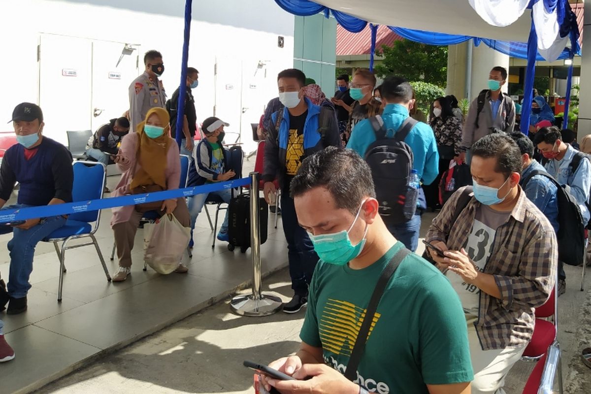 Airline passengers at Soekarno-Hatta International Airports Terminal 2 line up to take a rapid antigen tests prior to boarding their flights, Wednesday (23/12/2020)