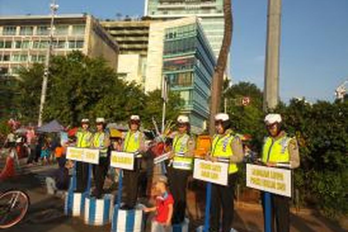 Sejumlah polisi wanita dari Ditlantas Polda Metro Jaya mengadakan kampanye tertib berlalu lintas, dalam kegiatan Car Free Day, di Bundaran HI, Minggu (5/4/2015)