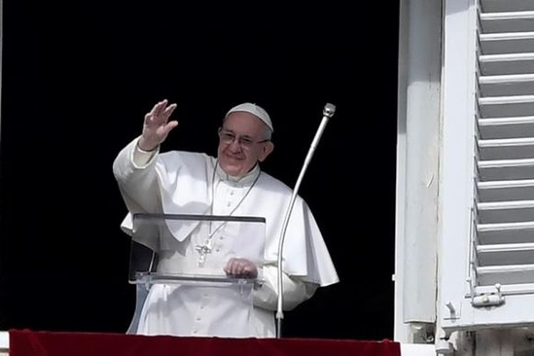 Paus Fransiskus menyapa umat Katolik yang berkumpul di Lapangan Santo Petrus, Vatikan dari jendela Istana Kepausan.