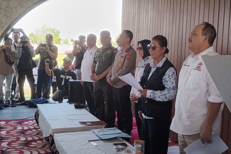 Forum pelaku wisata di Pangandaran deklarasi menolak keramba jaring apung, di Susi International Beach Strip, Pamugaran, Pangandaran, Rabu (13/8/2025).