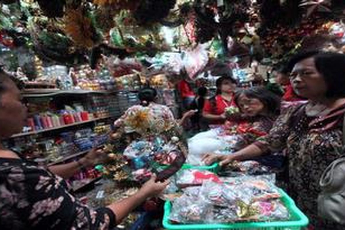 Warga memilih pernik-pernik hiasan yang dijual pedagang di ITC Mangga Dua, Jakarta Barat, Sabtu (15/12/2012). 

