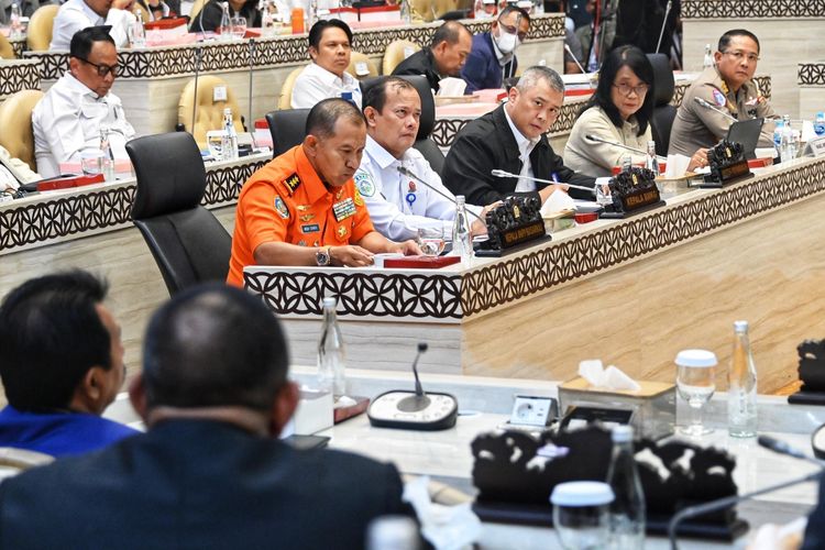 Menteri Perhubungan (Menhub) Dudy Purwagandhi dalam Rapat Kerja Komisi V DPR RI di Gedung DPR RI Senayan, Jakarta, Senin (8/1/2025).
