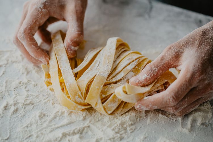 ILUSTRASI - membuat pasta