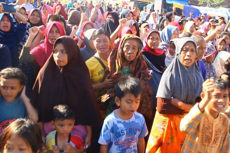 Lombok Barat, Kompas.Com suasana upacara 17 Agustus 2018 di salah satu tempat pengungsian di Kecamatan Gunung Sari Lombok Barat