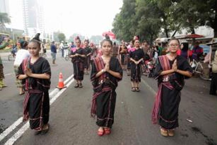 Peserta Parade Budaya Lombok Sumbawa 2013 saat berada di Jalan M H Thamrin, Jakarta, Minggu (16/6/2013). Parade budaya yang diikuti kabupaten-kabupaten di Nusa Tenggara Barat ini merupakan salah satu promosi wisata untuk mengajak wisatawan mengunjungi NTB.