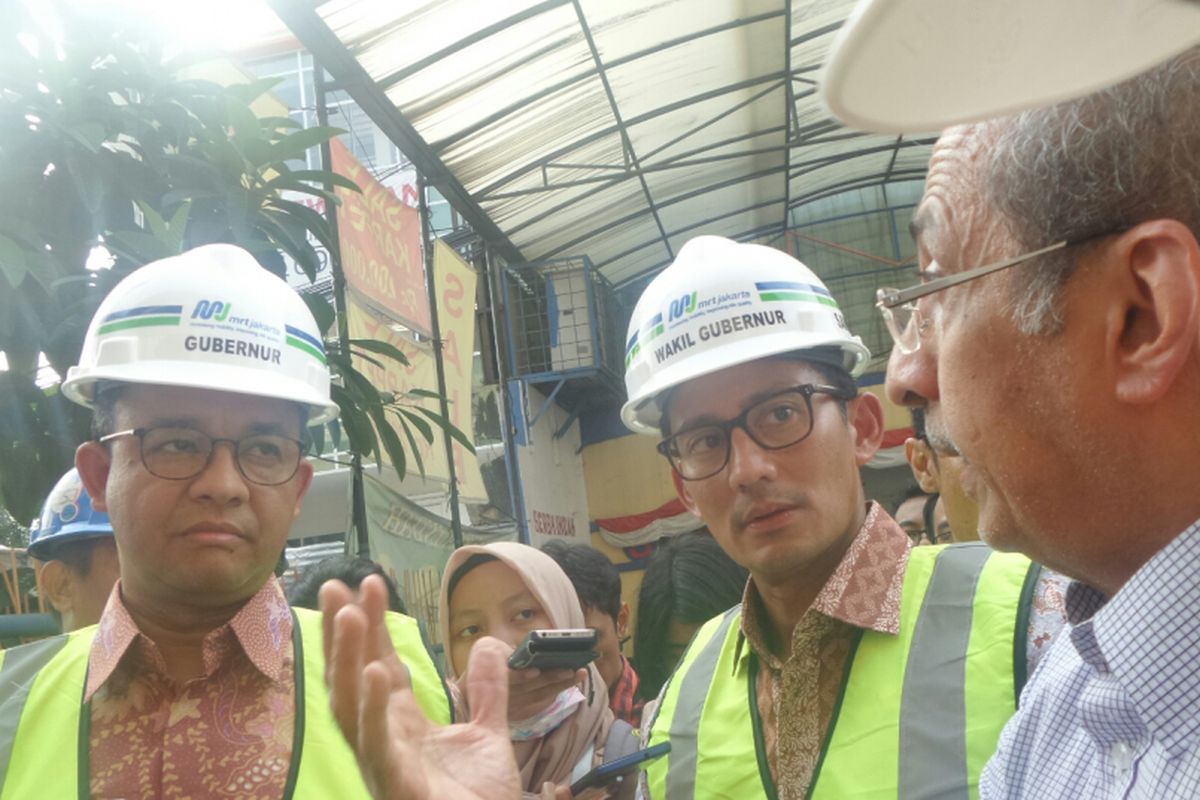 Gubernur DKI Jakarta Anies Baswedan, Wakil Gubernur DKI Jakarta Sandiaga Uno, dan Mahesh, salah satu pemilik lahan di Haji Nawi,  Jumat (20/10/2017). Lahan milik Mahaesh masuk dalam  area proyek MRT di Jalan Fatmawati. 