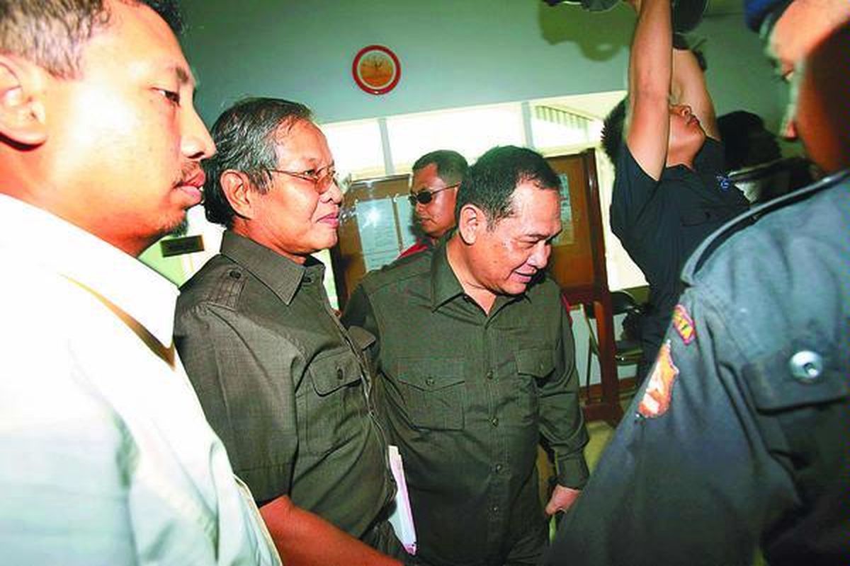 Penyidik dari Kejaksaan Agung kembali menggeledah Kantor PT Pos Indonesia Wilayah IV Jakarta, Selasa (22/7). Penggeledahan itu terkait kasus dugaan penyelewengan dana operasional PT Pos Indonesia. Sehari sebelumnya, Kejagung menahan tujuh tersangka terkait kasus itu, termasuk Direktur Utama PT Pos Indonesia Hana Suryana.  