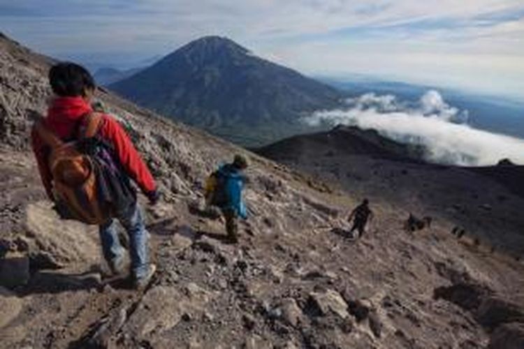 Pendaki menuruni sisi utara Gunung Merapi (2.896 mdpl) menuju pos Pasar Bubrah di jalur Selo, Boyolali, Jawa Tengah, Minggu (8/6/2014). Merapi adalah salah satu gunung berapi teraktif di dunia. Status gunung saat ini normal setelah sempat dinaikkan karena terjadi beberapa erupsi kecil. Pendakian ke gunung ini masih berbahaya penuh material lepas.