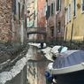 Air di Kanal Venesia Italia Mengering