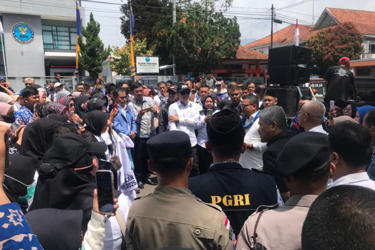 Massa aksi honorer berkumpul di depan gedung DPRD Garut, Rabu (12/3/2025) siang