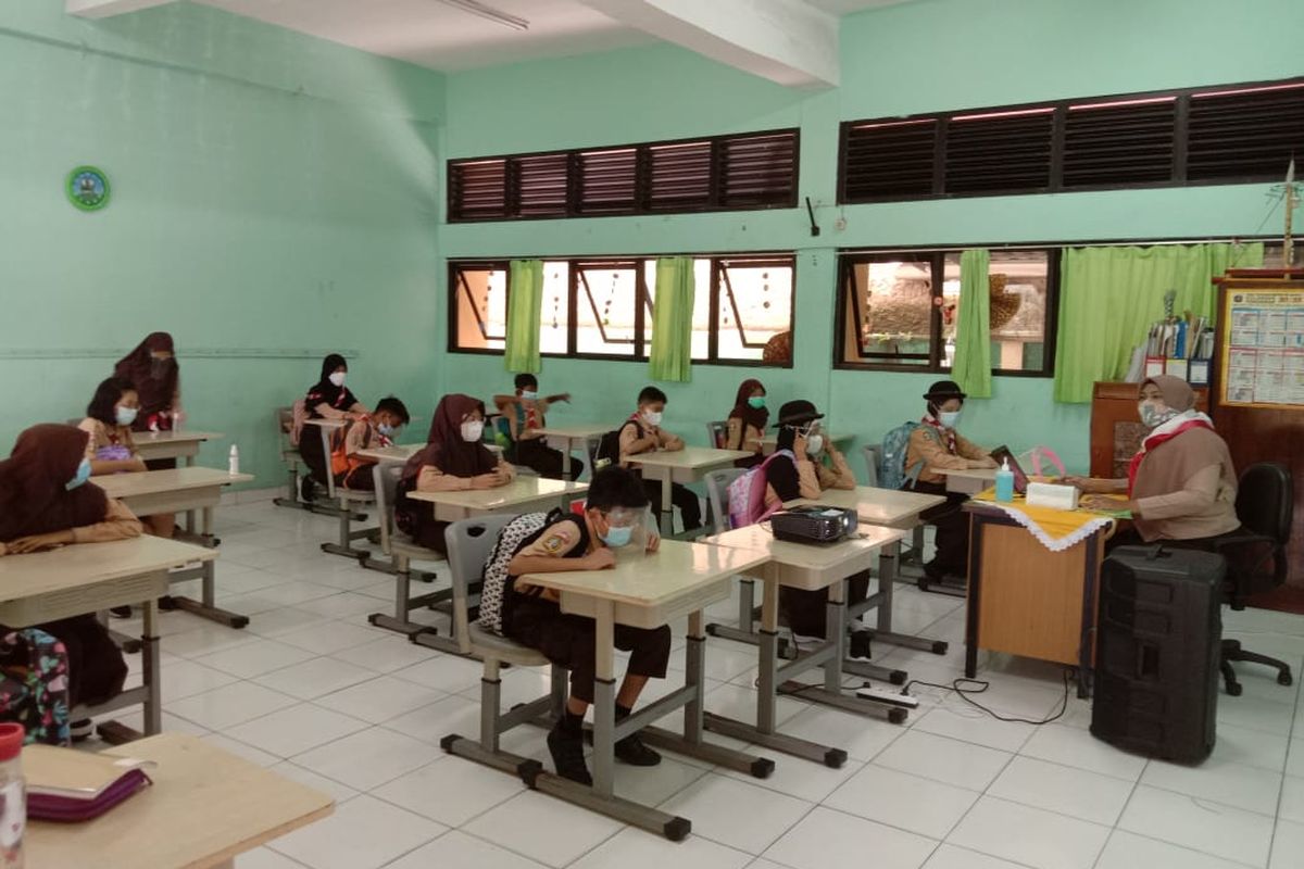 Kegiatan belajar tatap muka di SDN Pondok Kelapa 05 Pagi, Jakarta Timur, Rabu (7/4/2021).