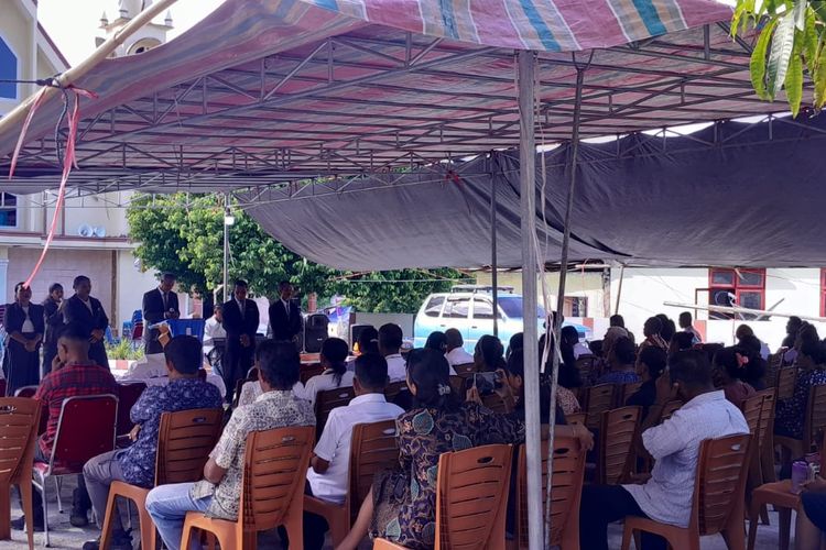 Haru Jemaat GKPMI Ternate Ibadah Jumat Agung di Tenda Pengungsian