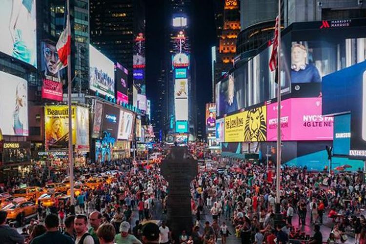 Daerah Times Square di kota New York, AS, dipadati oleh billboard elektronik aneka jenis dan ukuran sehingga waktu malam hari pun terang benderang. 