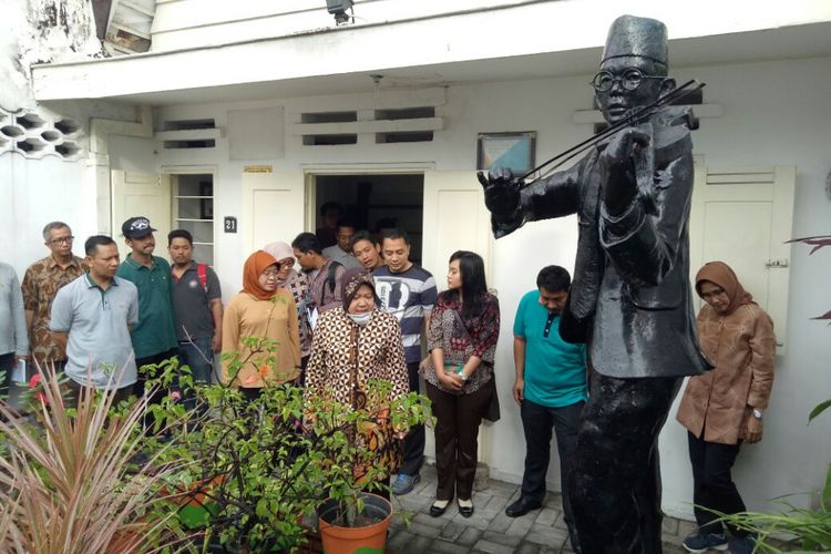 Risma meninjau rumah sejarah milik pahlawan WR Supratman di Jalan Mundu Surabaya.