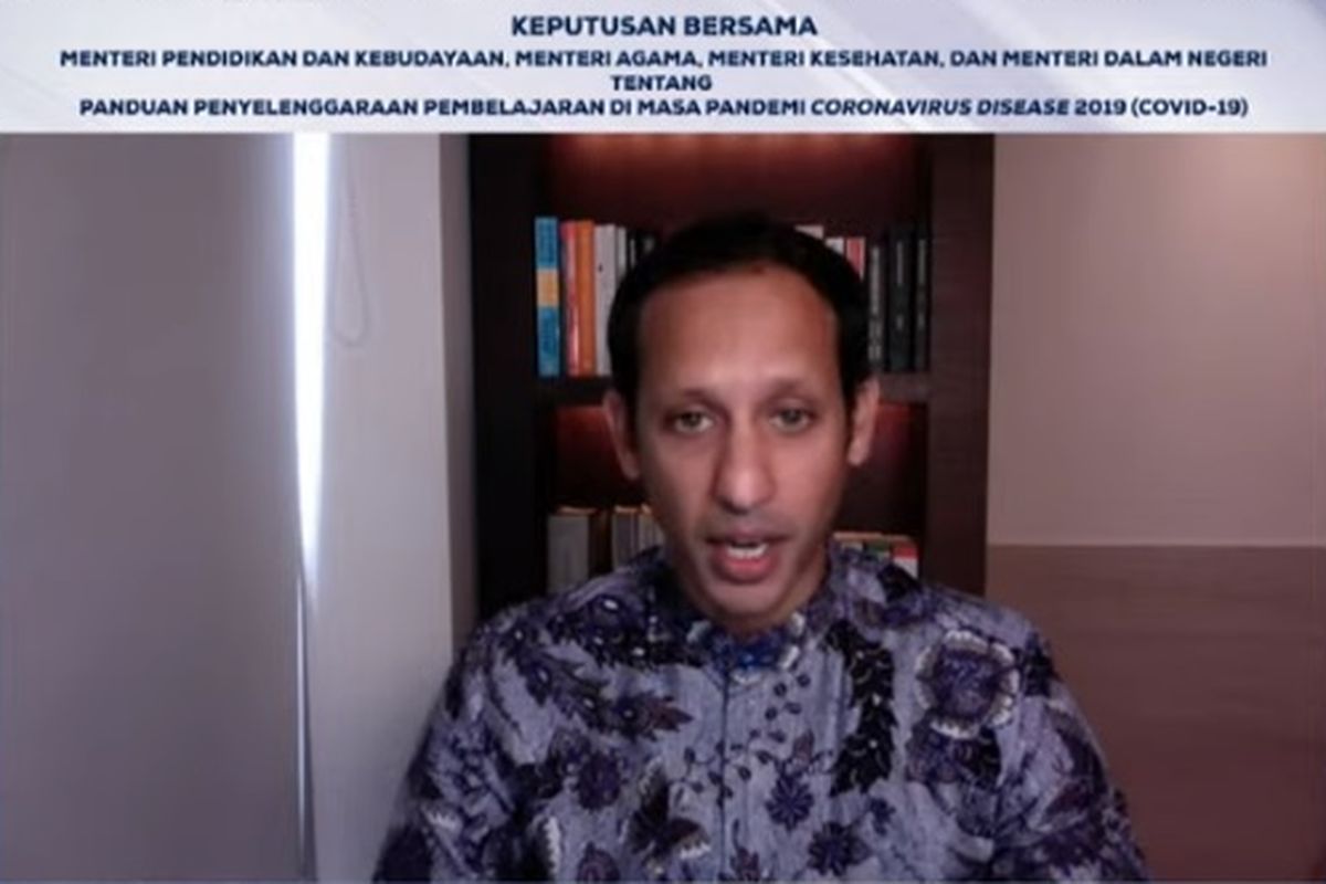 Mendikbud Nadiem Makarim membacakan SKB 4 Menteri terkait belajar tatap muka di sekolah.