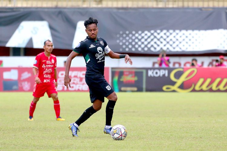 Pemain Persebaya Surabaya Alwi Slamat saat pertandingan pekan ke-15 Liga 1 2022-2023 melawan Persija Jakarta yang berakhir dengan skor 1-1 di Stadion Maguwoharjo Sleman, Jumat (16/11/2022) sore.