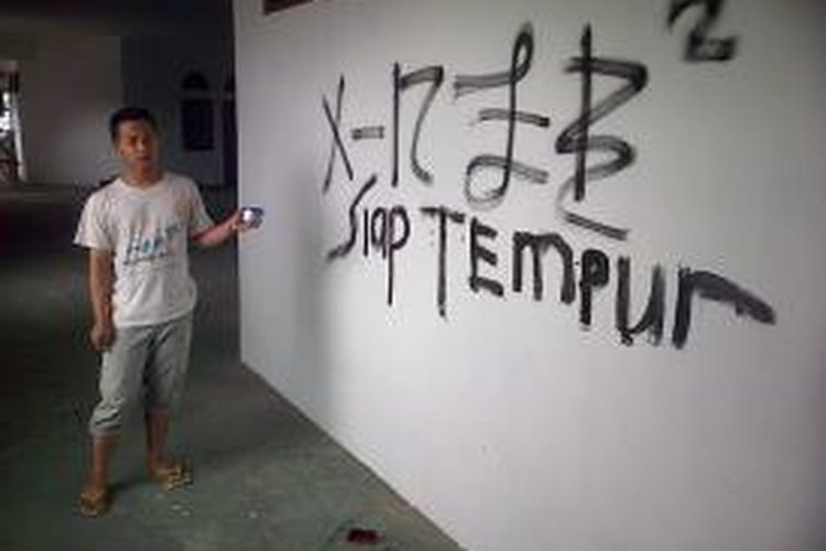 Penjaga masjid menunjukkan grafiti didinding lantai tiga Masjid Agung Ungaran yang terletak didepan rumah dinas Bupati Semarang. 