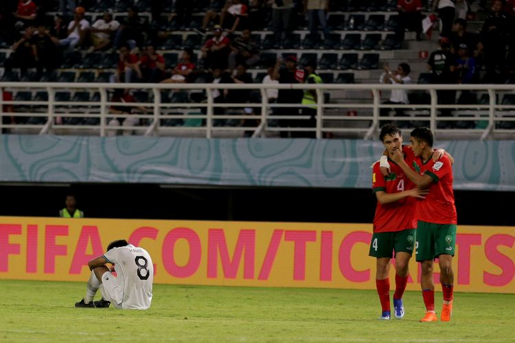 Pemain Timnas Indonesia Arkhan Kaka bersedih usai laga ketiga babak penyisihan Grup A Piala Dunia U17 2023 Indonesia melawan Maroko yang berakhir dengan skor 3-1 di Stadion Gelora Bung Tomo Surabaya, Jawa Timur, Kamis (16/11/2023) malam.