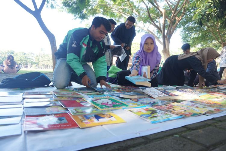 Agus Susanto, driver ojek online sedang membuka lapak buku gratis di Taman Blambangan setiap hari minggu pagi