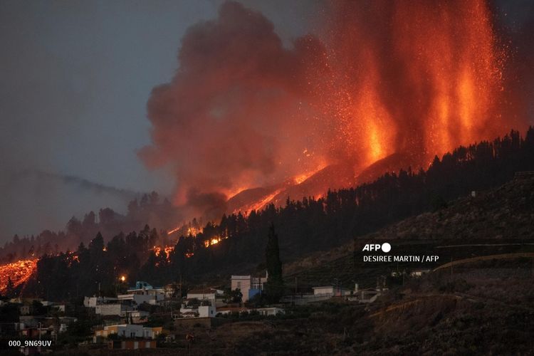 Gunung Cumbre Vieja meletus di El Paso, memuntahkan lahar, asap, abu, dan terlihat dari Los Llanos de Aridane di Pulau La Palma, Spanyol, pada 19 September 2021.