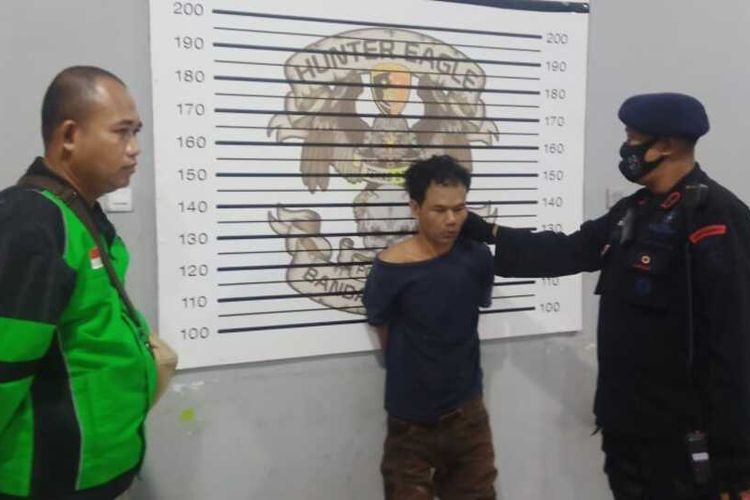 SU (49) pria yang diduga ODGJ ditangkap polisi setelah membacok lima orang dari satu keluarga, Minggu (14/8/2022) malam.