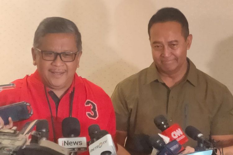 Sekretaris Jenderal PDI-P Hasto Kristiyanto (kiri) dan mantan Panglima TNI Jenderal (Purn) Andika Perkasa (kanan) berdiri berdampingan di sela-sela pelatihan juru kampanye (jurkam) pemenangan Ganjar Pranowo, Selasa (18/7/2023).