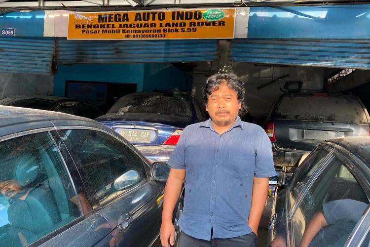 Aim Prihandi, pemilik bengkel spesialis Jaguar-Land Rover, Mega Auto Indo di Pasar Mobil Kemayoran.