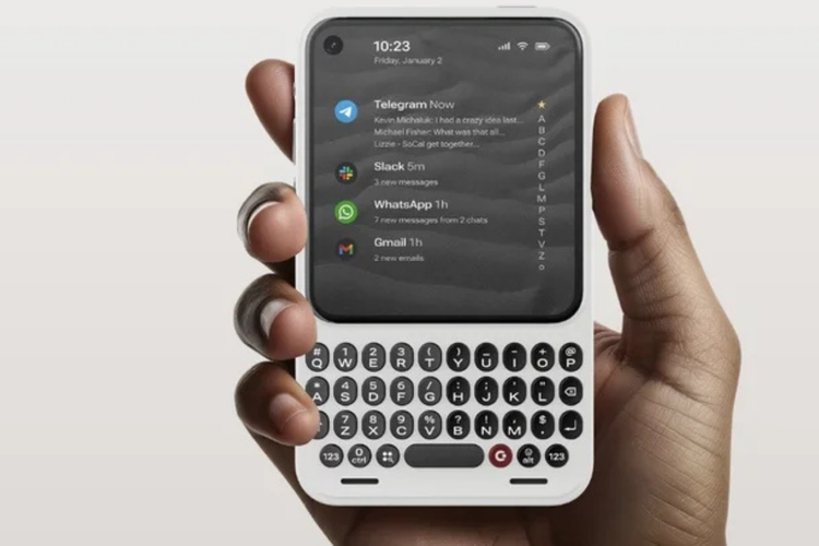 Clicks Communicator menjadi salah satu HP Android yang masih mengusung keyboard QWERTY fisik.