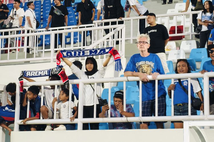 Dukungan suporter Aremania saat menyaksikan klubnya berlaga di Super League 2025-2026.