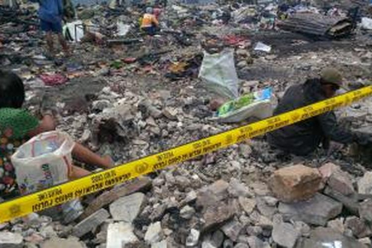 Sejumlah pemulung terlihat mengais sisa kebakaran mencari barang-barang yang masih memiliki nilai jual di lokasi bekas kebakaran Pasar Tengah, Jalan Tanjungpura, Pontianak (26/8/2015)