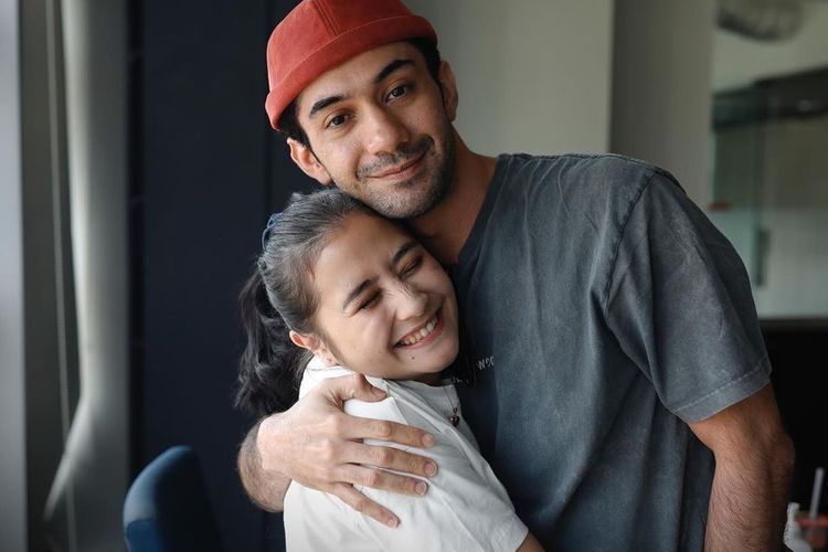 Prilly Latuconsina membeli akuarium.