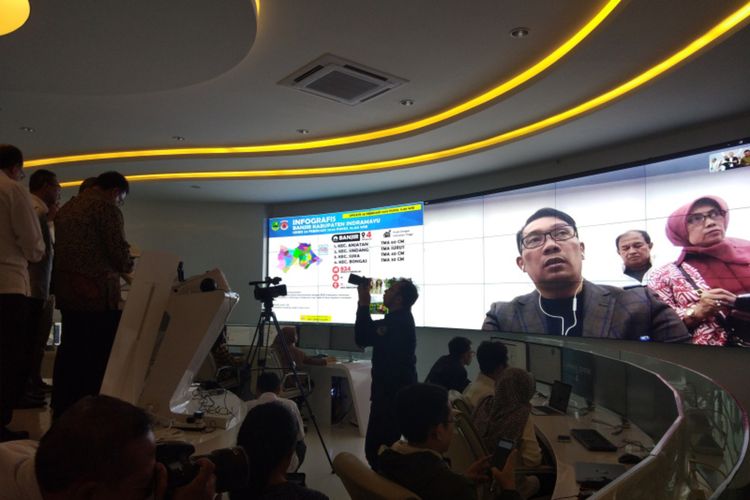 Gubernur Jawa Barat Ridwan Kamil saat melakukan teleconference bersama Sekda Jabar Setiawan Wangsaatmaja dan sejumlah pejabat Pemprov Jabar di Gedung Sate, Jalan Diponegoro, Rabu (25/2/2020) sore.