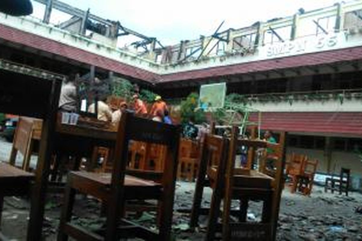 Kondisi SMPN 65 Jakarta Utara setelah terbakar pada Selasa (14/4/2015)