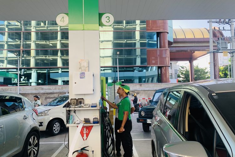 Seorang petugas sedang melayani antrian di SPBU BP AKR di Jalan Embong Malang Kota Surabaya, Jawa Timur Sabtu (1/11/2025) siang.