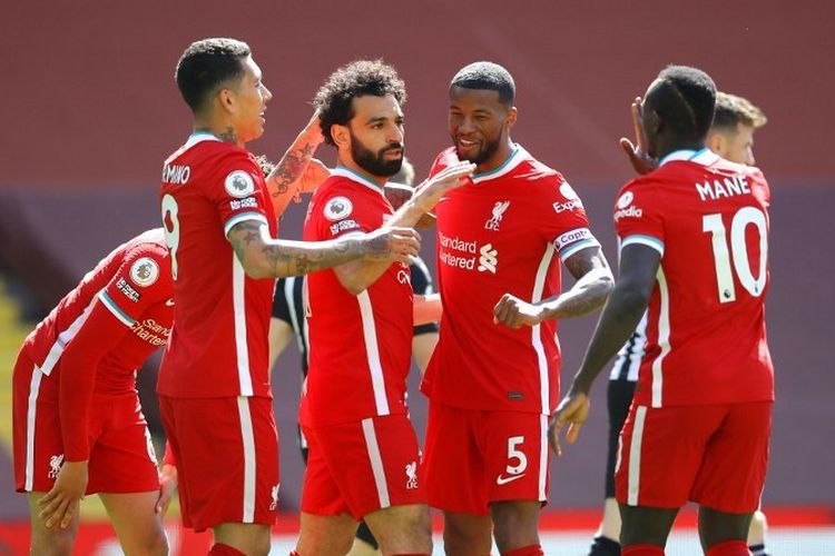 Mohamed Salah (kedua dari kiri) merayakan gol bersama rekan satu timnya pada laga pekan ke-33 Liga Inggris yang mempertemukan Liverpool vs Newcastle United di Stadion Anfield, Sabtu (24/4/2021).