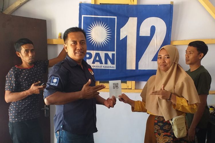 Erfin Dewi Susanto, caleg DPRD Bondowoso yang menjual ginjalnya, saat bertemu dengan masyarakat. Ia tak mampu meraih banyak suara dalam Pemilu 2024.