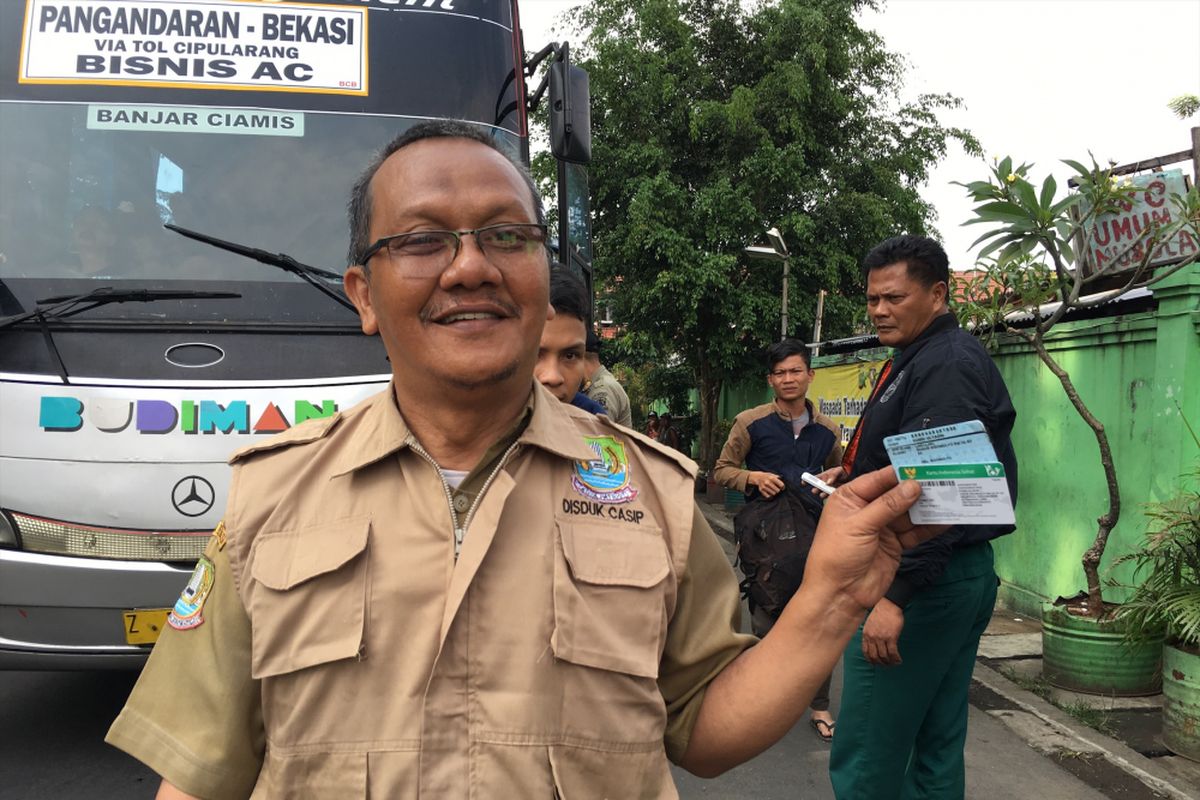 Pemerintahan Kota (Pemkot) Bekasi melalui Dinas Kependudukan dan Catatan Sipil (Disdukcapil) gelar operasi yustisi di terminal bus Kota Bekasi pada Senin (10/7/2017). 