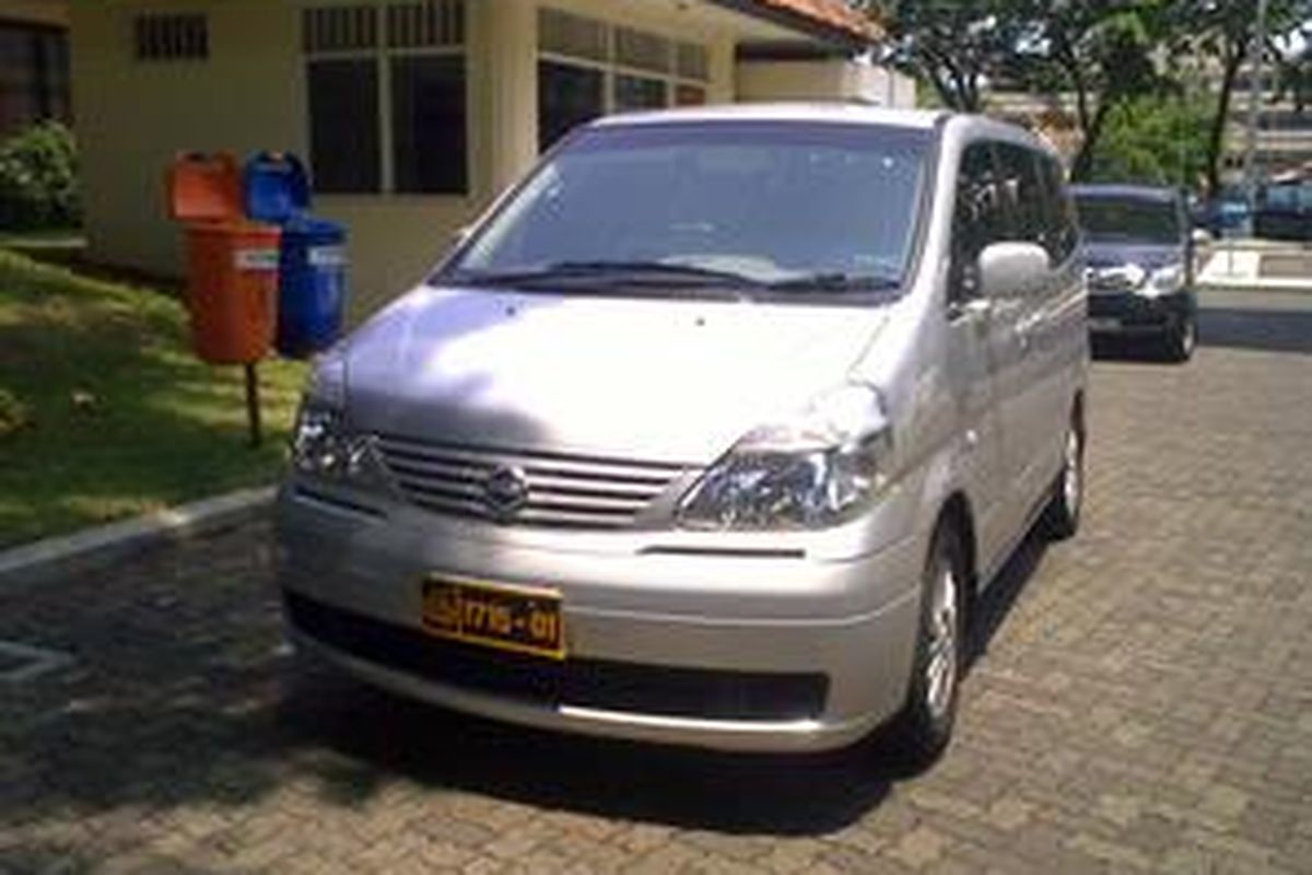 Mobil Nissan Serena bernomor polisi 1715-01 yang membawa Anggodo Widjojo tiba di Wantimpres, Kamis (5/11) siang, sekitar pukul 12.00. Anggodo tiba lebih awal daripada waktu yang dijadwalkan semula bertemu dengan Tim Delapan, yaitu pukul 16.00.