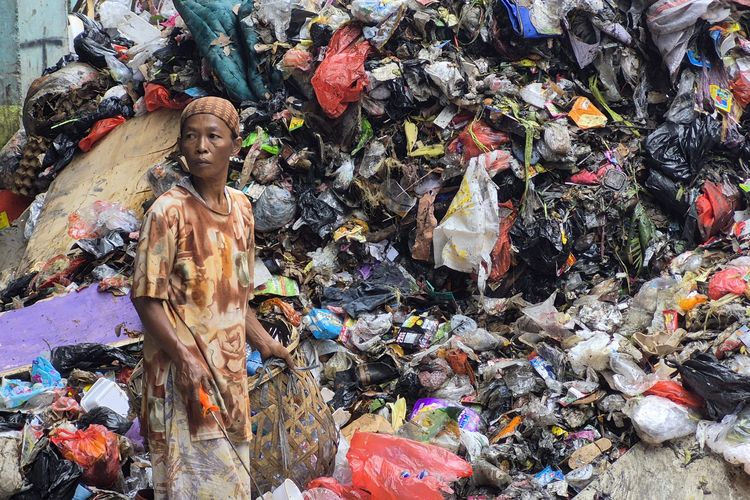 Kolong Tol Tanjung Priok, Jakarta Utara, menjadi tempat pembuangan sampah.